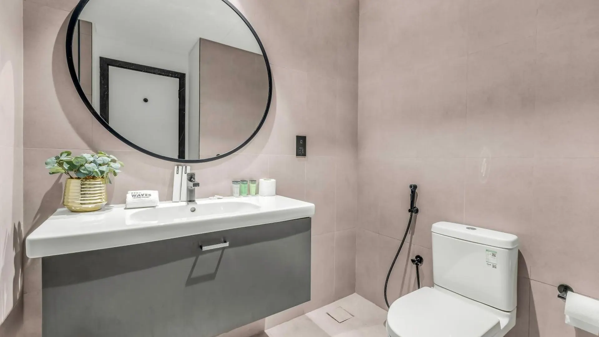 Apartment Waves - Modern Studio With Balcony In Business Bay Dubai United Arab Emirates