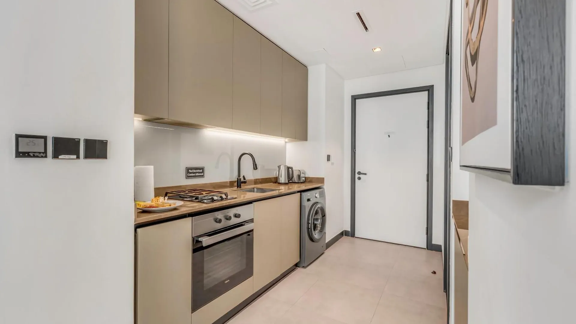 Apartment Waves - Modern Studio With Balcony In Business Bay Dubai